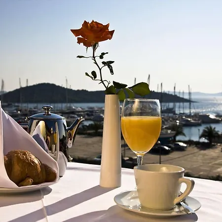 Diana Hotel 3*